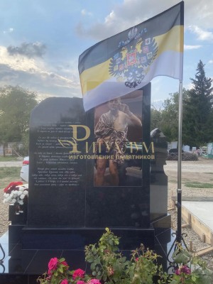 Памятник военному двойной со сколом и фотокерамикой — ritualum.ru